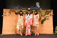 「浦島太郎」の衣装を着た伊藤麻希、坂井朝香、北山真緒。