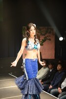 「人魚姫」の衣装を着た由地成美。