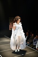 「雪の女王」の衣装を着た一ノ瀬みく。