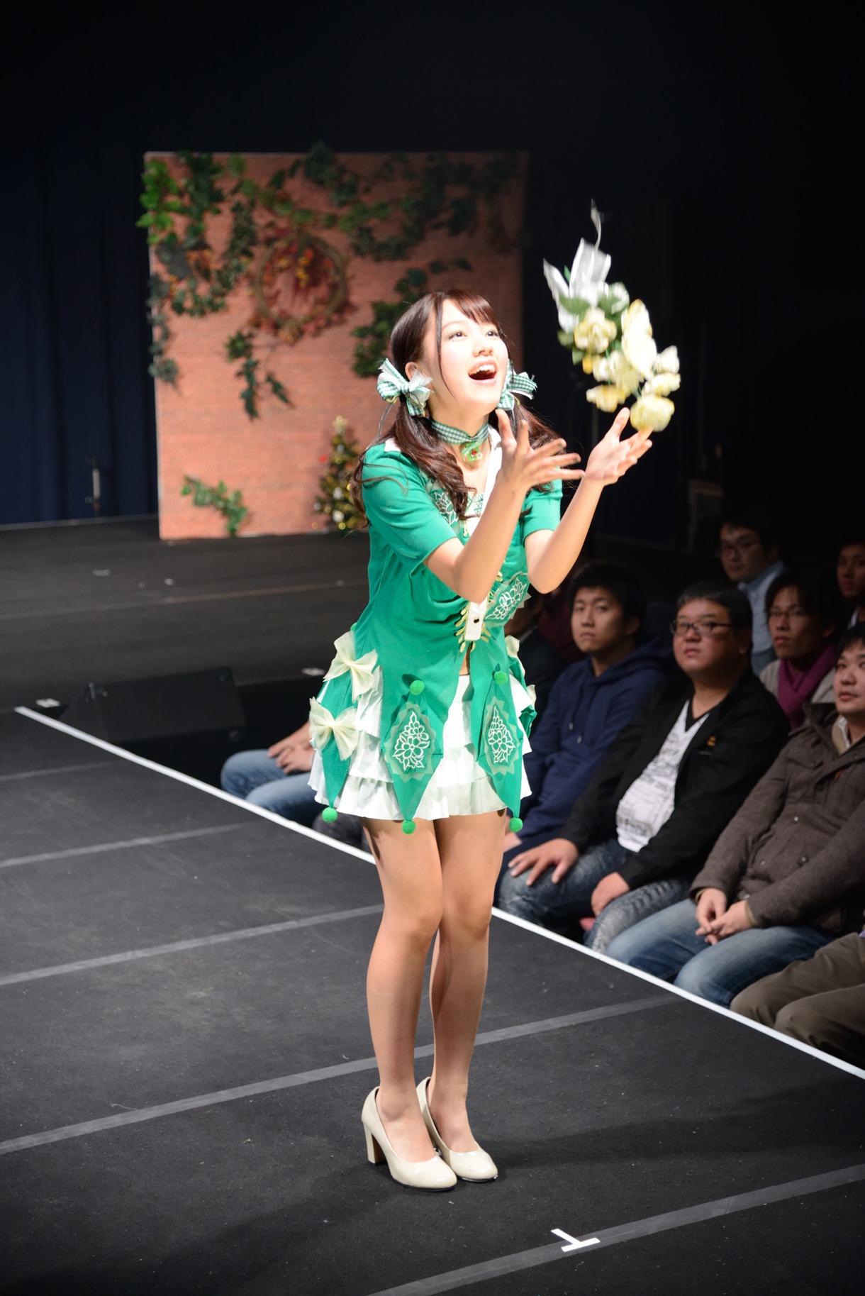 「白雪姫」の衣装を着た髙木悠未。