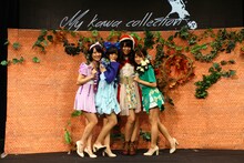 「白雪姫」の衣装を着た原直子、姫崎愛未、秋山ありす、髙木悠未。