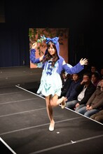 「白雪姫」の衣装を着た姫崎愛未。