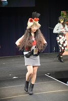 「不思議の国のアリス」の衣装を着たMYU。