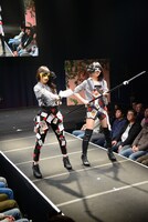 「不思議の国のアリス」の衣装を着た水野真里菜、福山果奈。