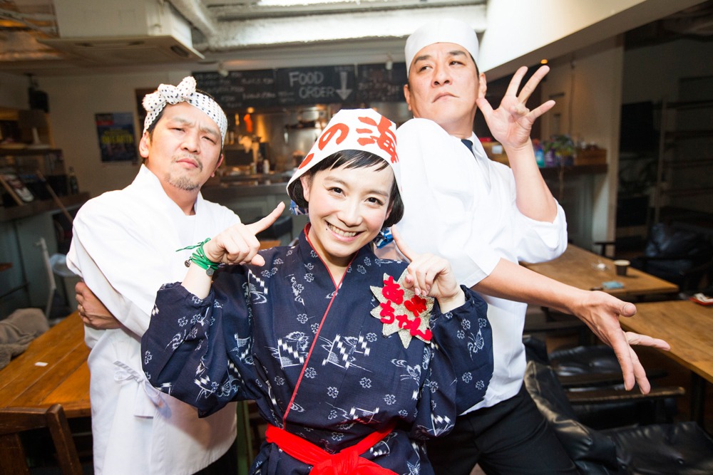 今年も餅つきで参加する3人。左からANI、篠原ともえ、ピエール瀧。（写真：山川哲矢）