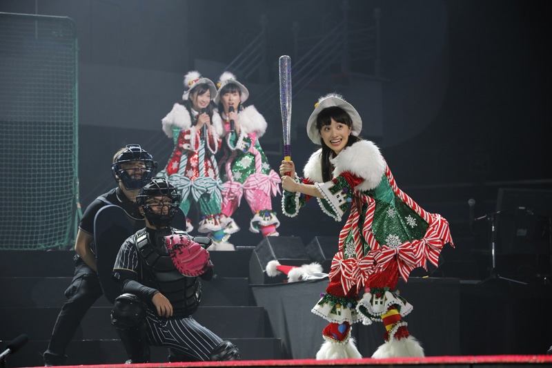 バッターボックスに立つ百田夏菜子とそれを見守るメンバー。（Photo by HAJIME KAMIIISAKA+Z）