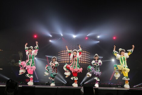 ももいろクローバーZ「ももいろクリスマス2014 さいたまスーパーアリーナ大会～Shining Snow Story～」の様子。（Photo by HAJIME KAMIIISAKA+Z）