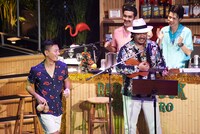 キヨサク（前列右）のウクレレに乗せて歌を披露するコーナーの様子。 （撮影：オノツトム）