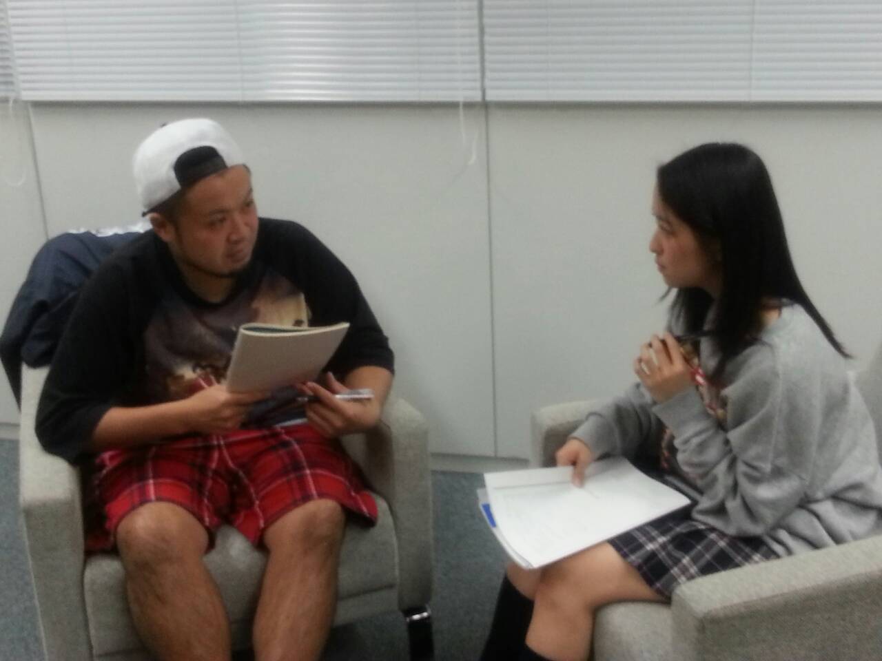 打ち合わせするサイプレス上野（左）と中江友梨（右）。