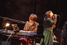 「last eye」を披露するTKと安藤裕子。