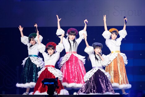 ももいろクローバーZ「ももいろクリスマス2014 さいたまスーパーアリーナ大会～Shining Snow Story～」の様子。（Photo by HAJIME KAMIIISAKA+Z）