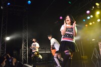 ボールっと一緒にマイクを客席に全力投球してしまったMC MIRI。