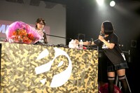 ぬいぐるみのピーちゃんを移動させるMC MIRI（右）。