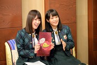 左から高山一実、深川麻衣。