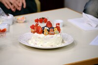 高山一実、深川麻衣、Kがデコレーションしたケーキ。