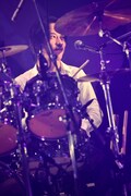 ドラムを叩く山田将司。(Photo by RUI HASHIMOTO[SOUND SHOOTER])