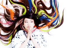 安藤裕子の最新アーティスト写真。