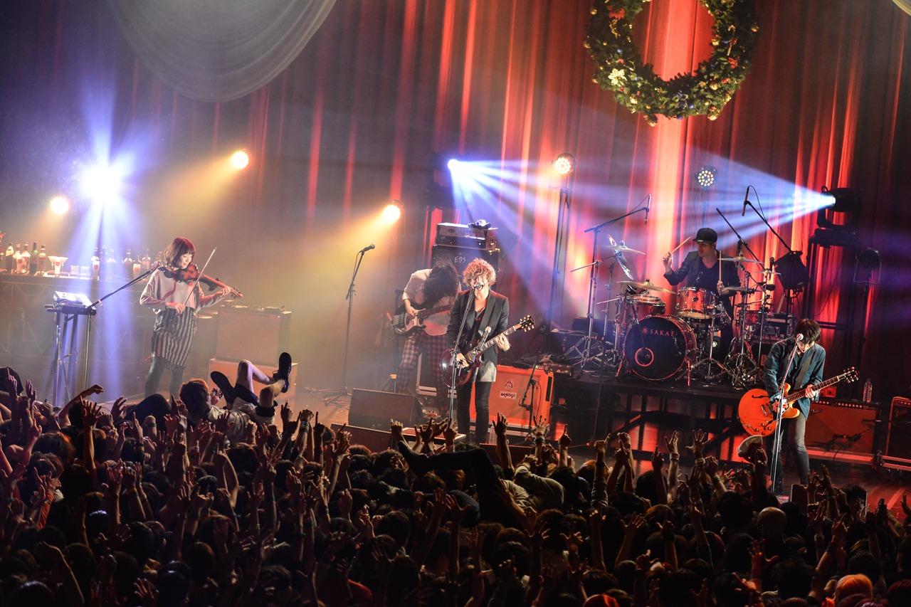 「BIGMAMA presents X'mas Special Live 2014 “Royalized X'mas”」の様子。（Photo by Azusa Takada）
