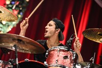 リアド偉武（Dr）（Photo by Azusa Takada）