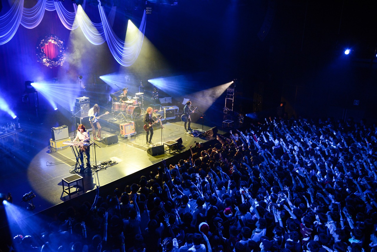 「BIGMAMA presents X'mas Special Live 2014 “Royalized X'mas”」の様子。（Photo by Azusa Takada）