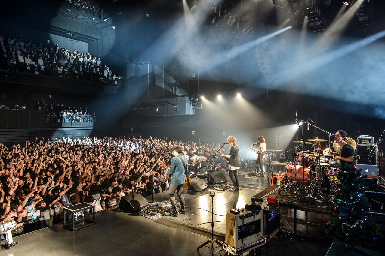 「BIGMAMA presents X'mas Special Live 2014 “Royalized X'mas”」の様子。（Photo by Azusa Takada）
