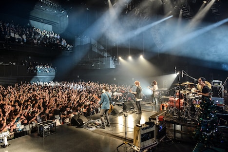 「BIGMAMA presents X'mas Special Live 2014 “Royalized X'mas”」の様子。(Photo by Azusa Takada)