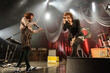 左から東出真緒（Violin）、金井政人（Vo, G）。（Photo by Azusa Takada）