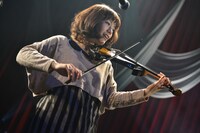 東出真緒（Violin）（Photo by Azusa Takada）