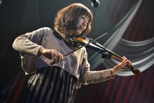 東出真緒（Violin）（Photo by Azusa Takada）