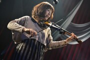 東出真緒(Violin)(Photo by Azusa Takada)