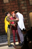 泣き出したタカシを慰めるユースケ、ユーキ。