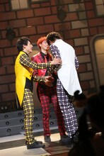 泣き出したタカシを慰めるユースケ、ユーキ。