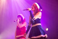 仙石みなみと吉川友による「会いたくなったら」歌唱の様子。