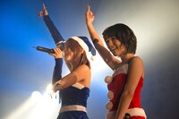 吉川友と関根梓による「Twinkle Days」歌唱の様子。