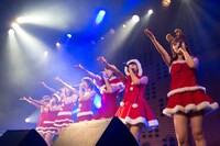 アップアップガールズ（仮）によるライブの様子。