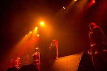 アップアップガールズ（仮）によるライブの様子。