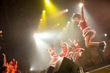 アップアップガールズ（仮）によるライブの様子。