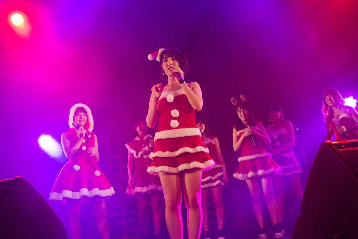 アップアップガールズ（仮）によるライブの様子。