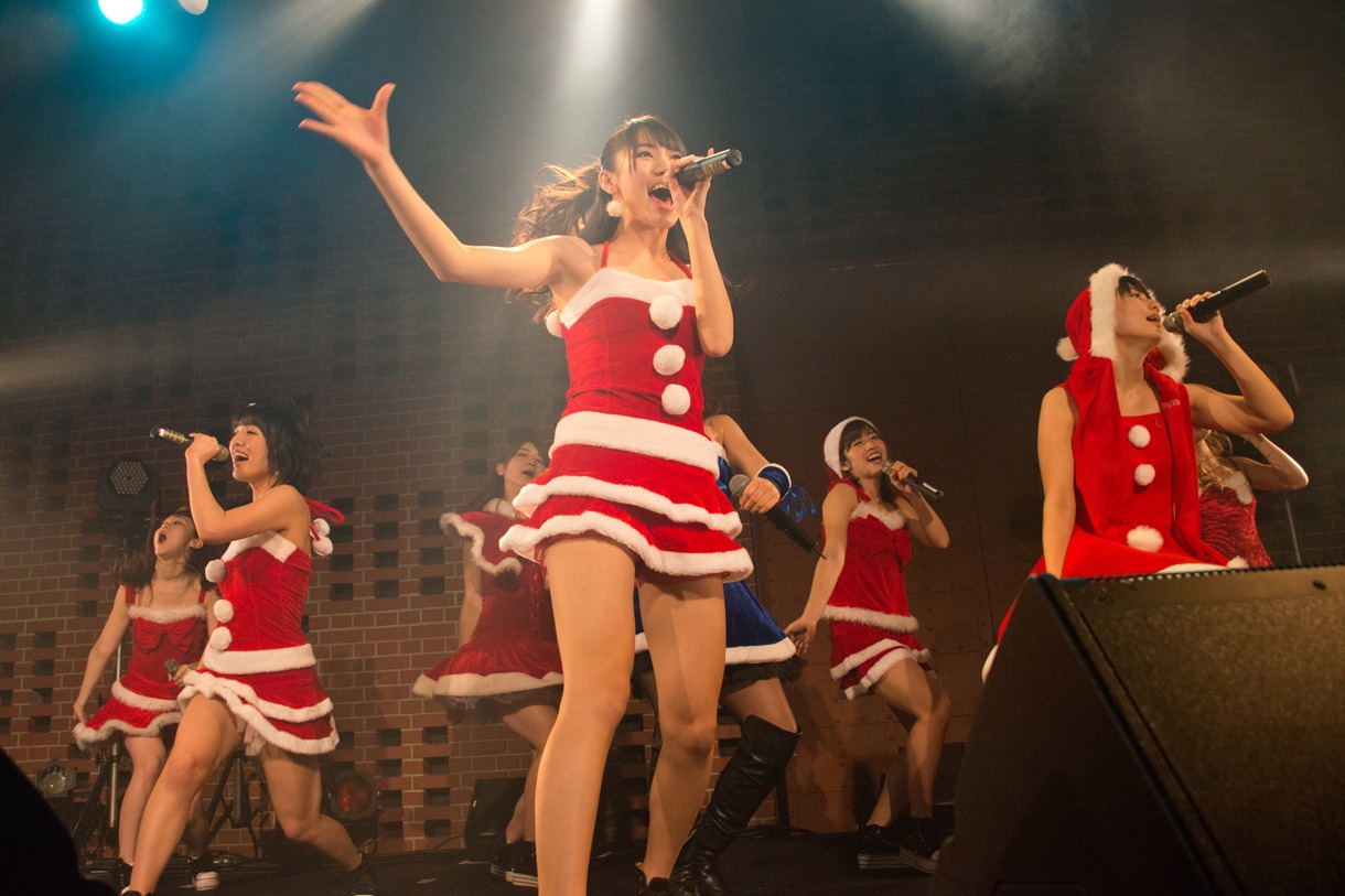 アップアップガールズ（仮）と吉川友によるライブの様子。