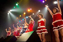 アップアップガールズ（仮）と吉川友によるライブの様子。