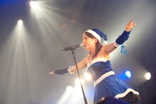 吉川友によるライブの様子。