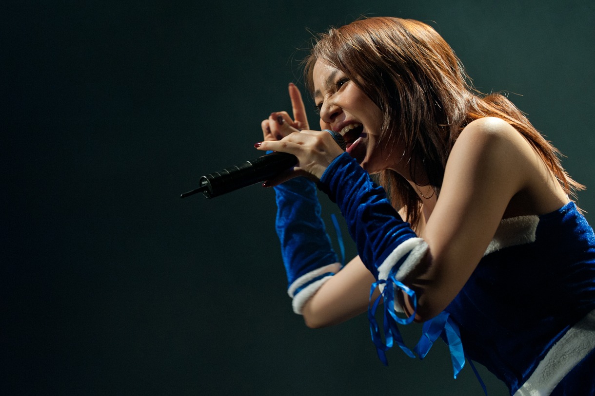 吉川友によるライブの様子。