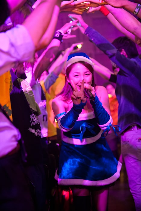 客席を通り抜ける吉川友。