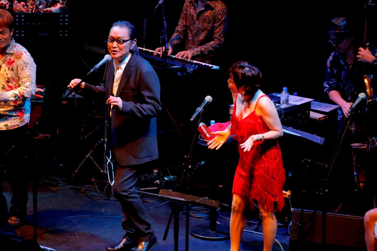 井上陽水、オルケスタ・デ・ラ・ルスとビートルズ歌唱