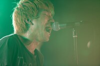 COUNTRY YARDのKeisaku "Sit" Matsu-ura（Vo, B）。（Photo by kohei suzuki）