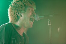 COUNTRY YARDのKeisaku "Sit" Matsu-ura（Vo, B）。（Photo by kohei suzuki）