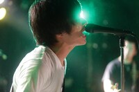 SHANKの庵原将平（Vo, B）。（Photo by kohei suzuki）