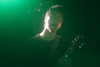 SHANKの松崎兵太（G, Cho）。（Photo by kohei suzuki）