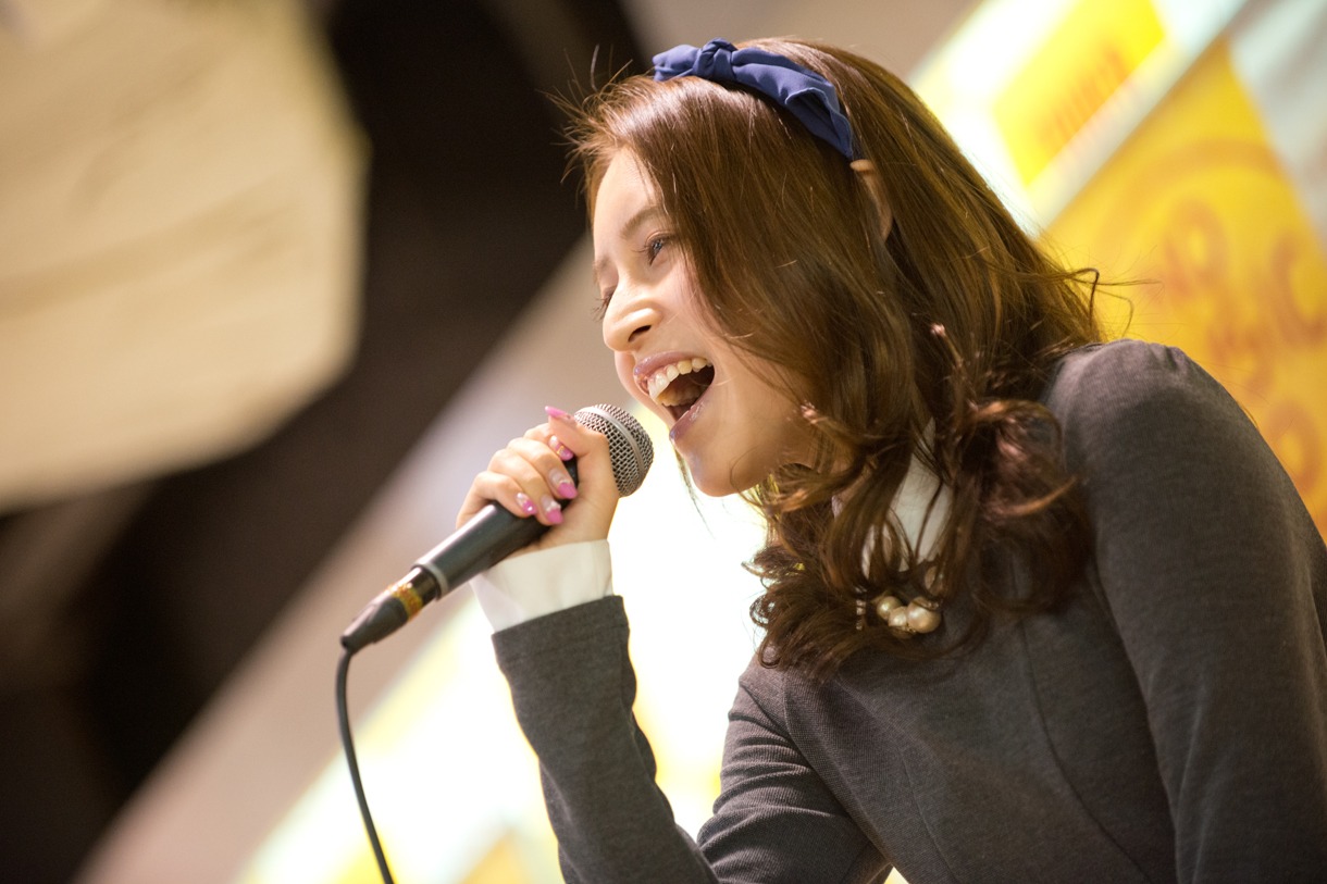 西恵利香によるミニライブの様子。