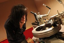アナログ盤が作られる工程を見つめる志磨遼平。